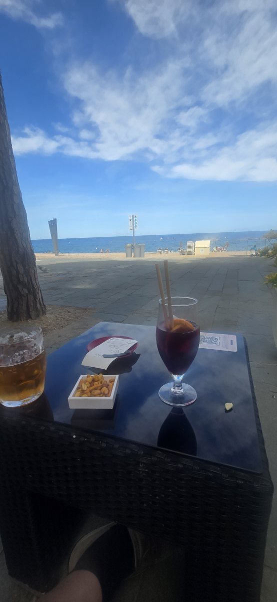 Nyter noe godt i glasset utenfor hotellet.
I dag har vi gått en lang tur på strandpromenaden, spist en liten lunsj i byen og vært innom campingplassen her. Der har jeg mye barndomsminner fra.

/Marianne