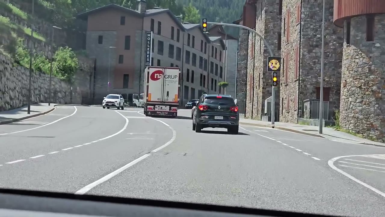 Ble nettopp forbikjørt av denne traileren   på 20 meter og i sentrum der var 50 kmt